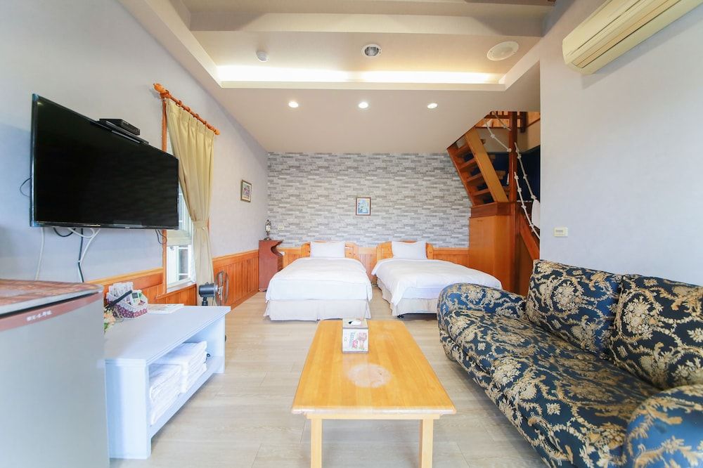Dong Shan He B&B Family Room (6 Mezzanine) 3