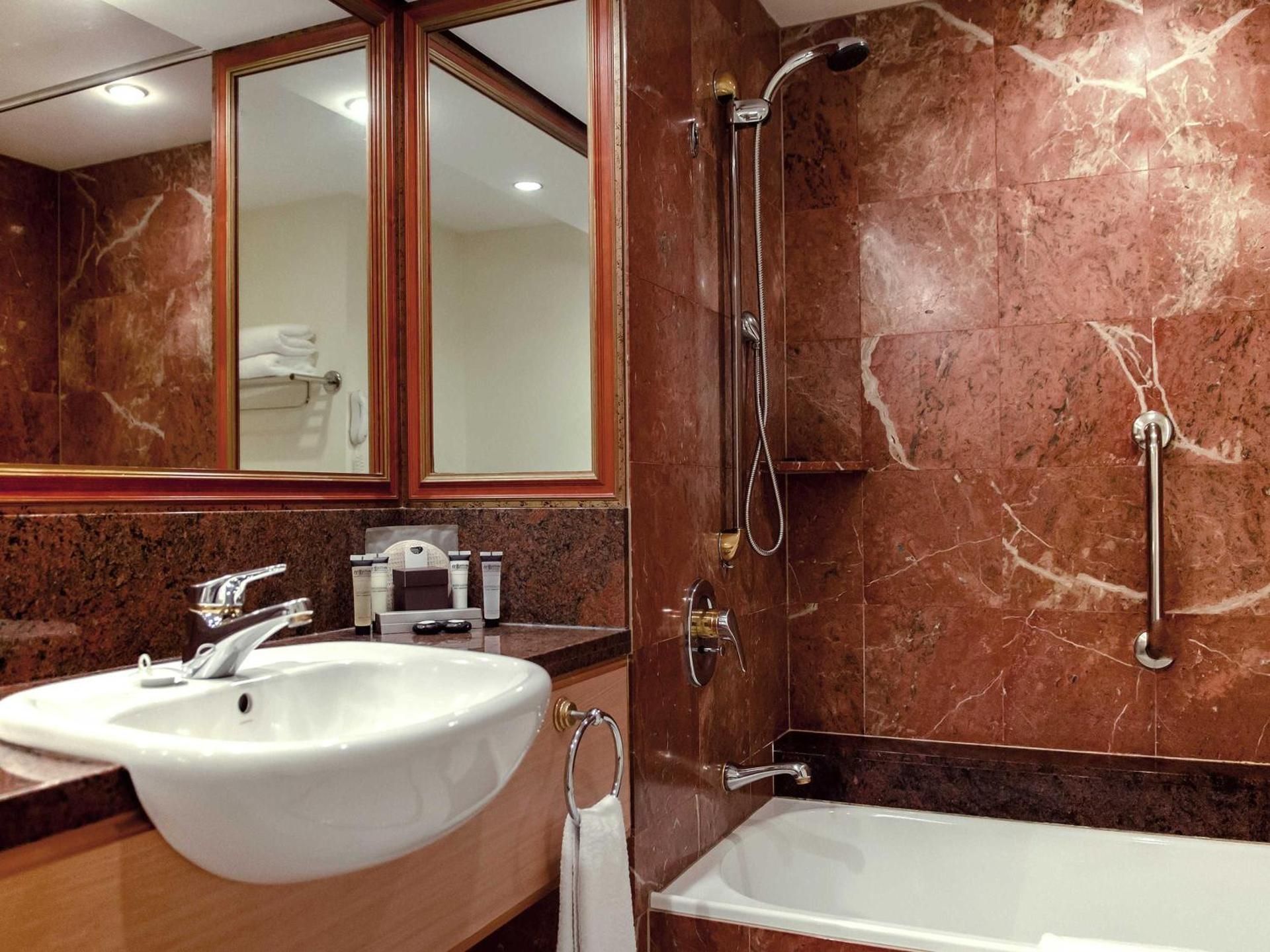 undefined Pullman Cairns International 9