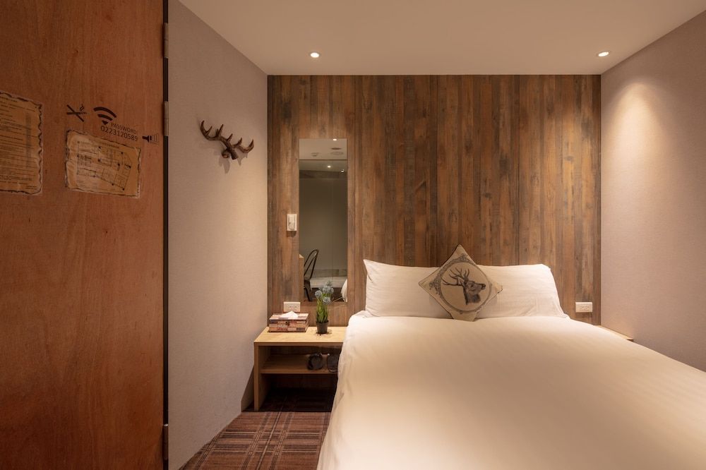 Roaders Hotel Zhonghua Standard Double Room, No Windows 4