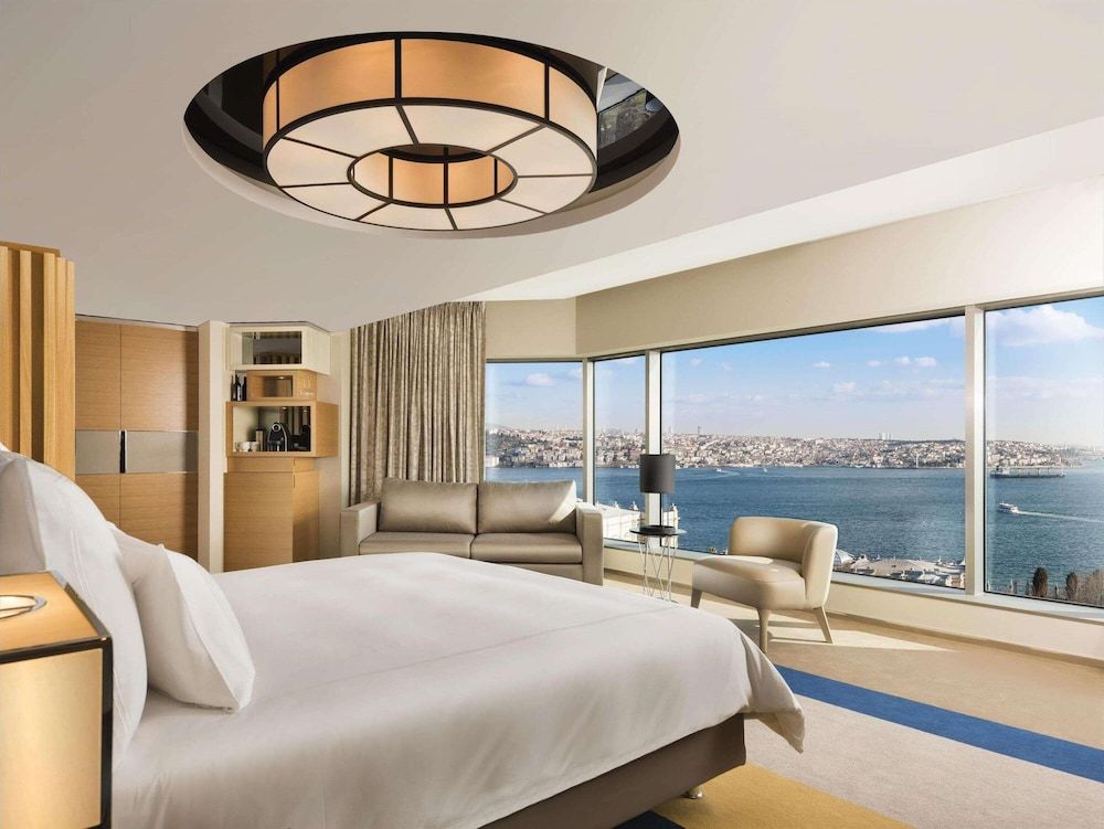 Room, 1 King Bed, Corner (Bosphorus View)