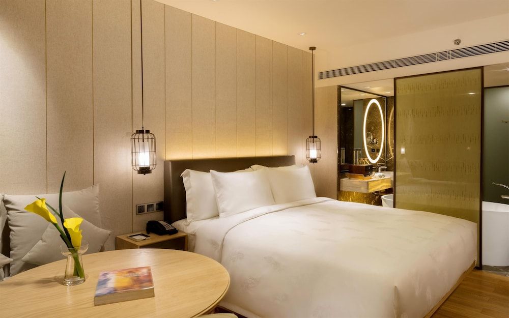 The Garden Hotel Guangzhou - Discover 26 cultural treasures with hotel Golden Tour Guide Premier Non-Smoking King Bed Room