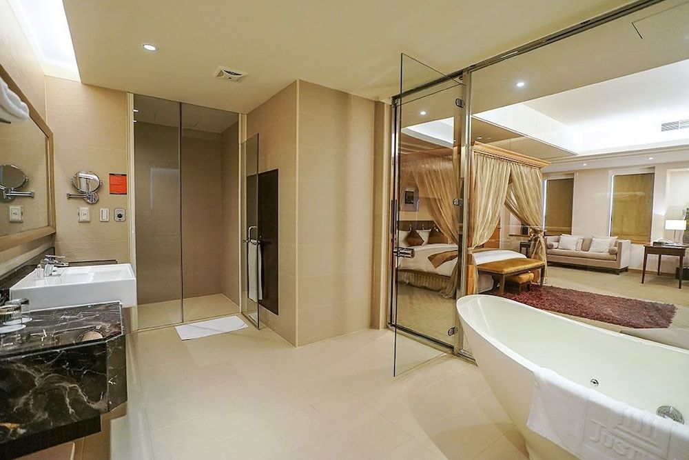 Justwin Grand Hotel Business Twin Room 4