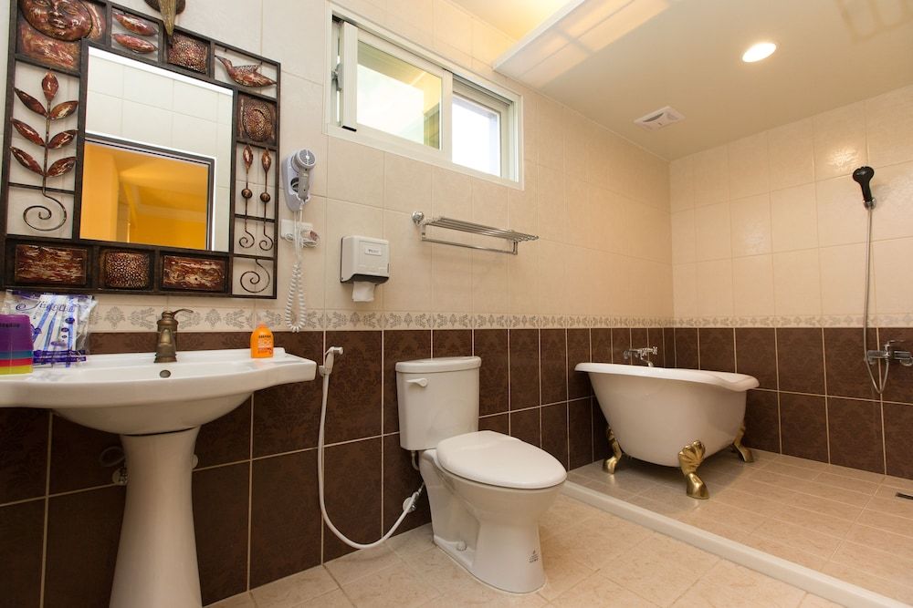 The Anderson Manor Hotel Classic Quadruple Room 4