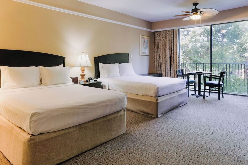 Dinah's Garden Hotel Deluxe Room, 2 Queen Beds