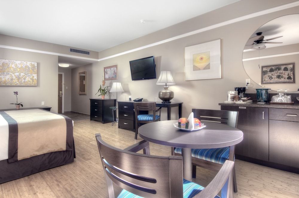 Dinah's Garden Hotel Deluxe Room, 2 Queen Beds 3