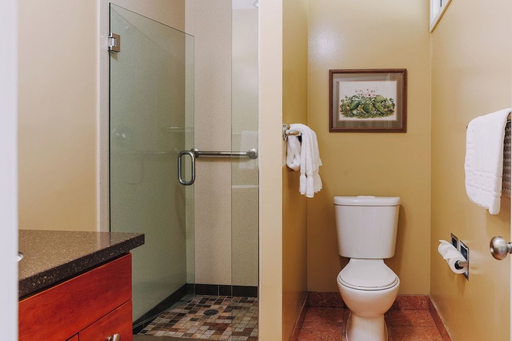 Dinah's Garden Hotel Deluxe Room, 2 Queen Beds 2