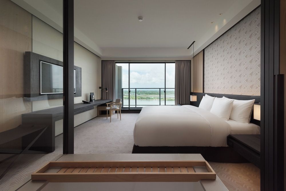 Standard Room, 1 King Bed, Balcony, River View