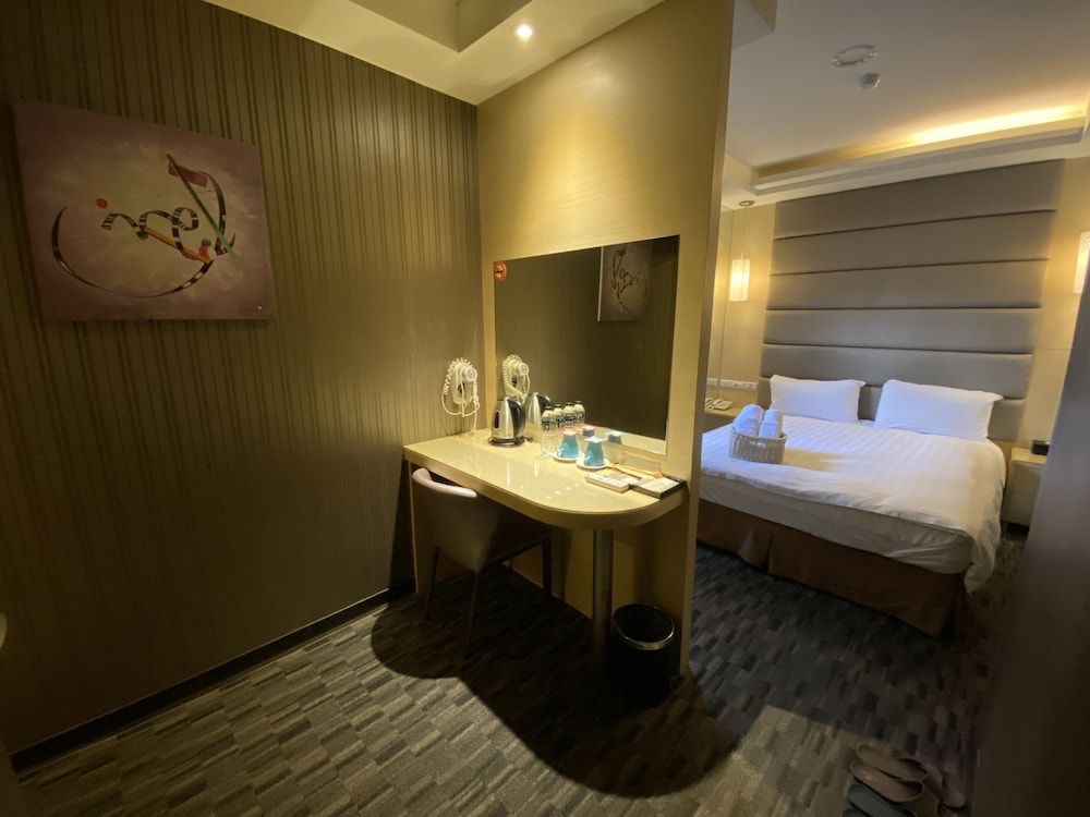 In99 Hotel Elite Double or Twin Room, No Windows 4