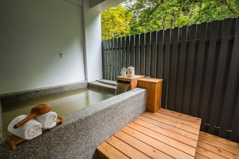 Ruisui Sunshine Hot Spring B&B Double Room, 1 Queen Bed, Non Smoking, Mountain View 4