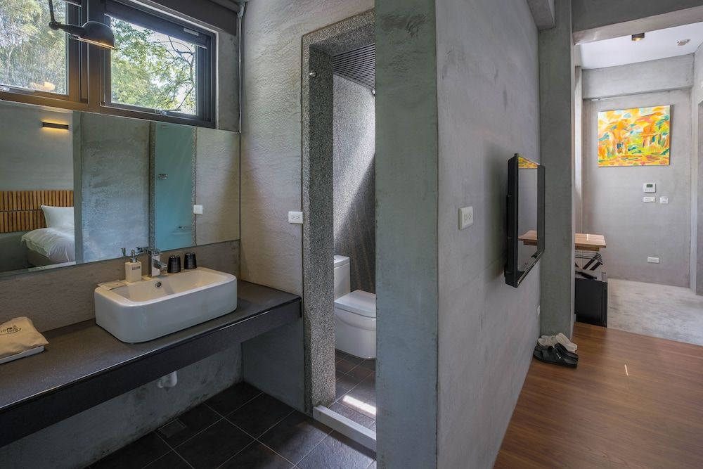 Ruisui Sunshine Hot Spring B&B Double Room, 1 Queen Bed, Non Smoking, Mountain View 3