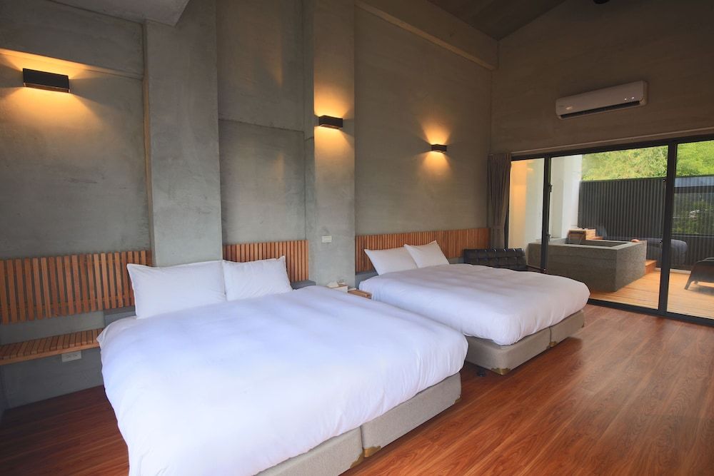 Ruisui Sunshine Hot Spring B&B Quadruple Room, 2 Queen Beds, Non Smoking, Mountain View 3
