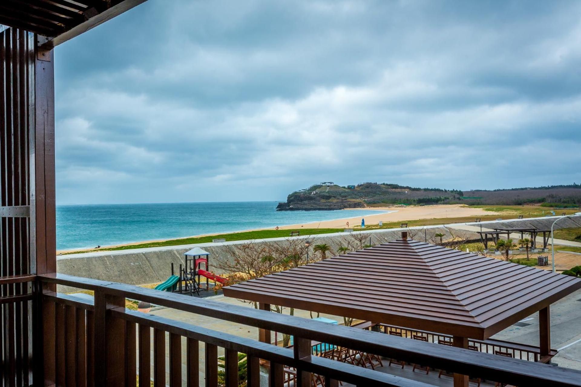 Deluxe Double Room with Side Sea View