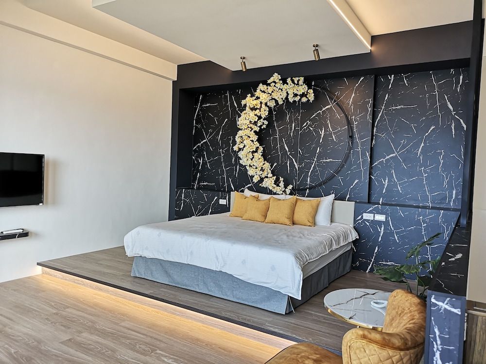 Grand Room, 1 Queen Bed, Lanai, Mezzanine