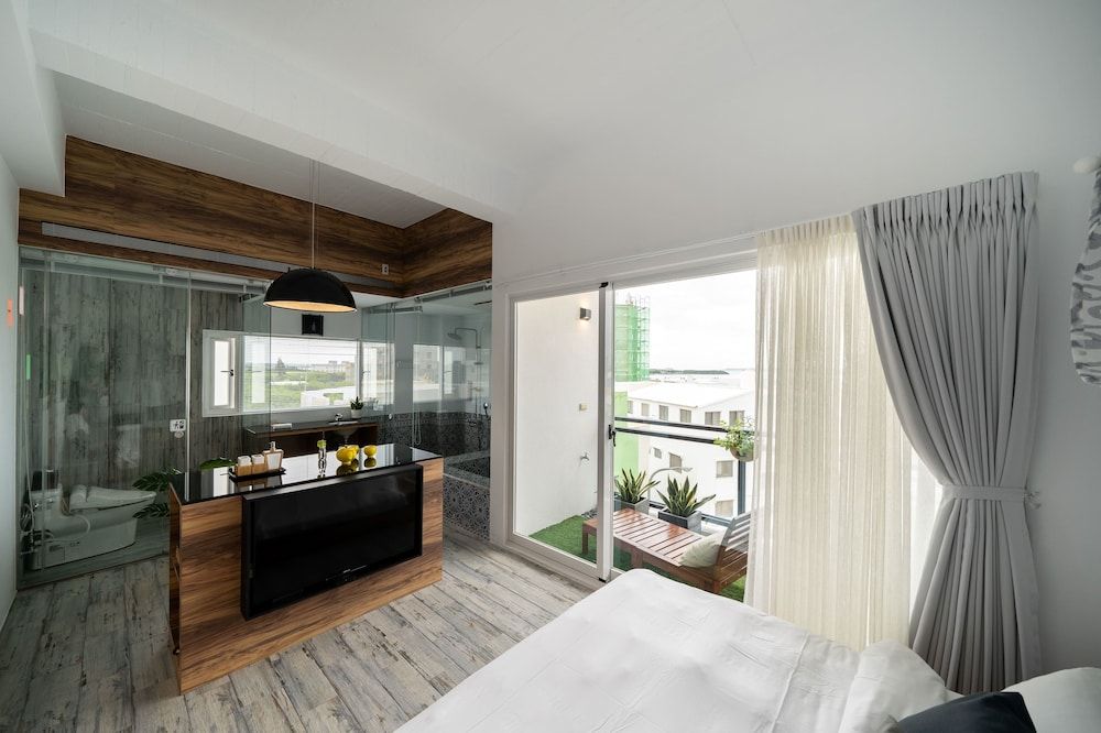 Superior Double Room, 1 Queen Bed (301)