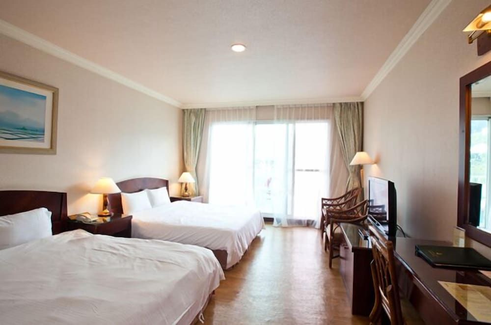 Standard Quadruple Room, Mountainside