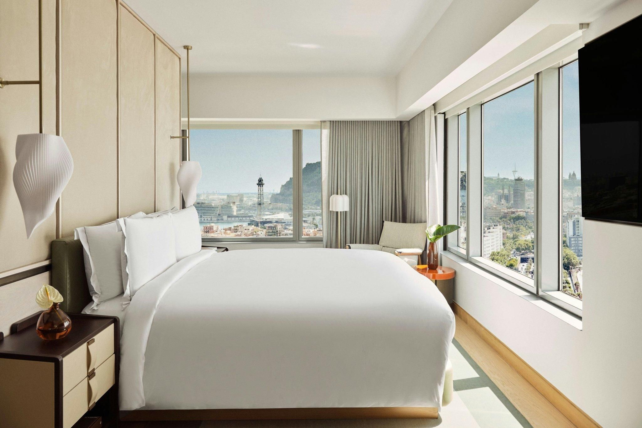 Skyline Suite, 1 Bedroom Suite, 1 King, City view, Corner room