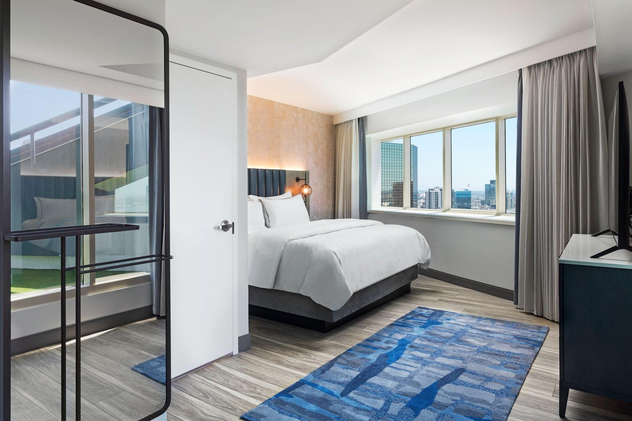 Hospitality Suite, Hospitality Suite, 1 King, Bay view