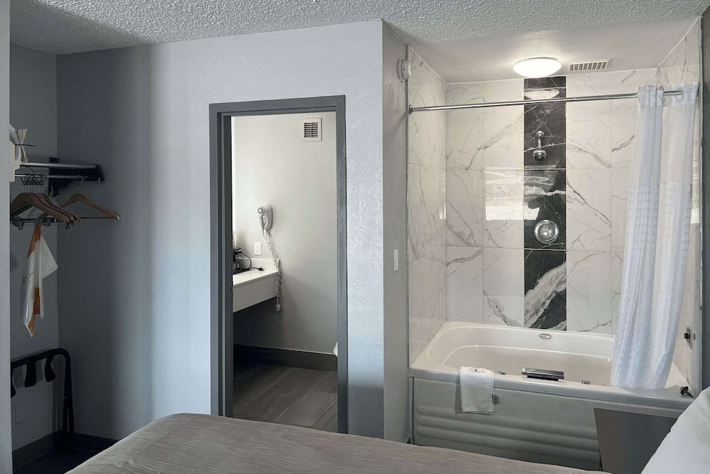 Quality Inn Suite, 1 King Bed, Non Smoking 3