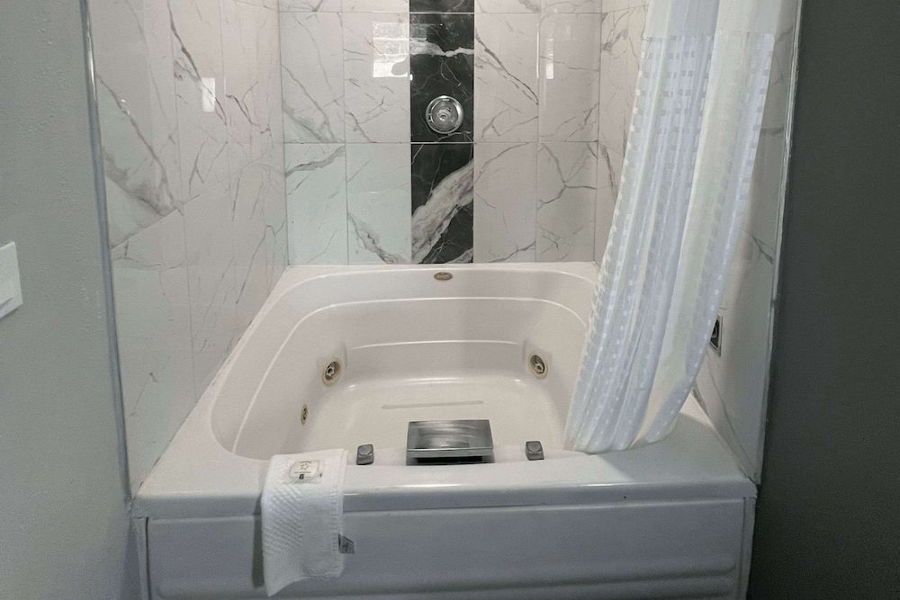 Quality Inn Suite, 1 King Bed, Non Smoking 5