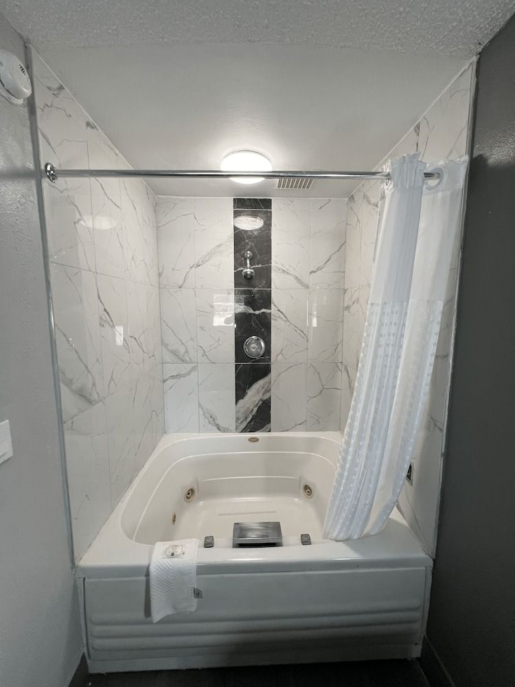 Quality Inn Suite, 1 King Bed, Non Smoking 4