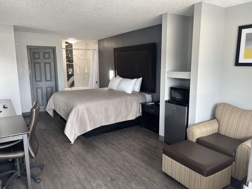 Quality Inn Suite, 1 King Bed, Non Smoking 2