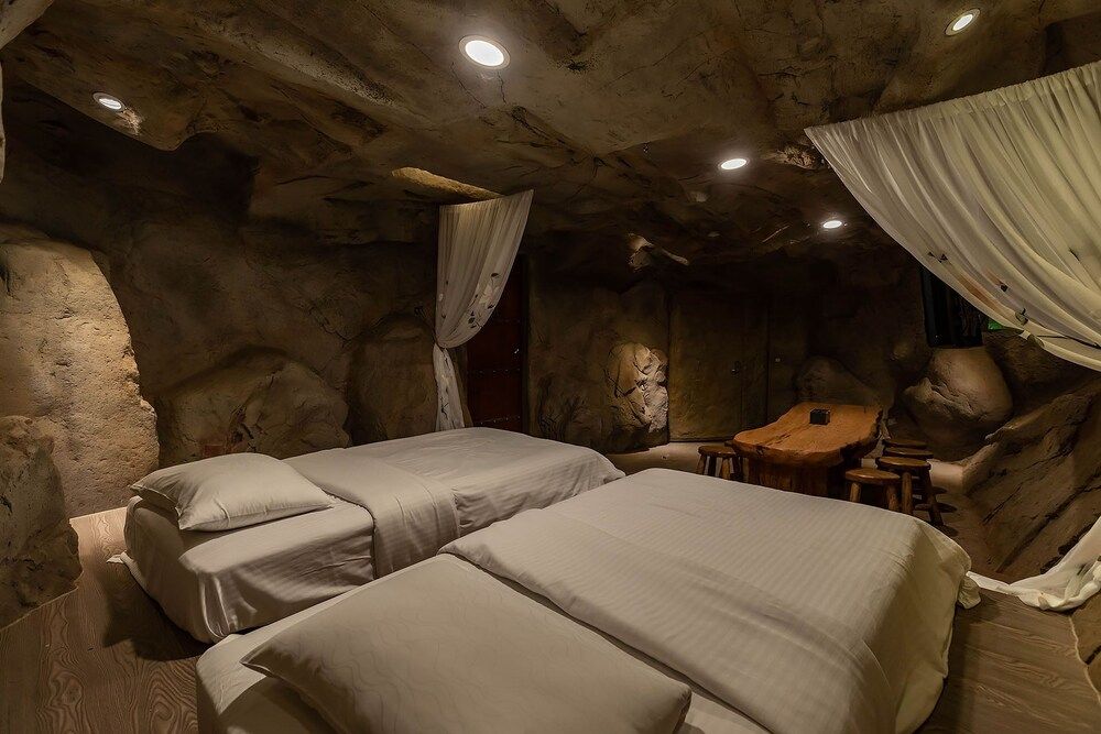 Yi-He Golden Homestay Deluxe Cave For 6 People 10