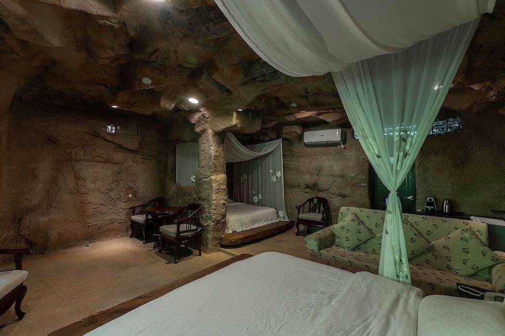 Yi-He Golden Homestay Deluxe Cave For 6 People 6