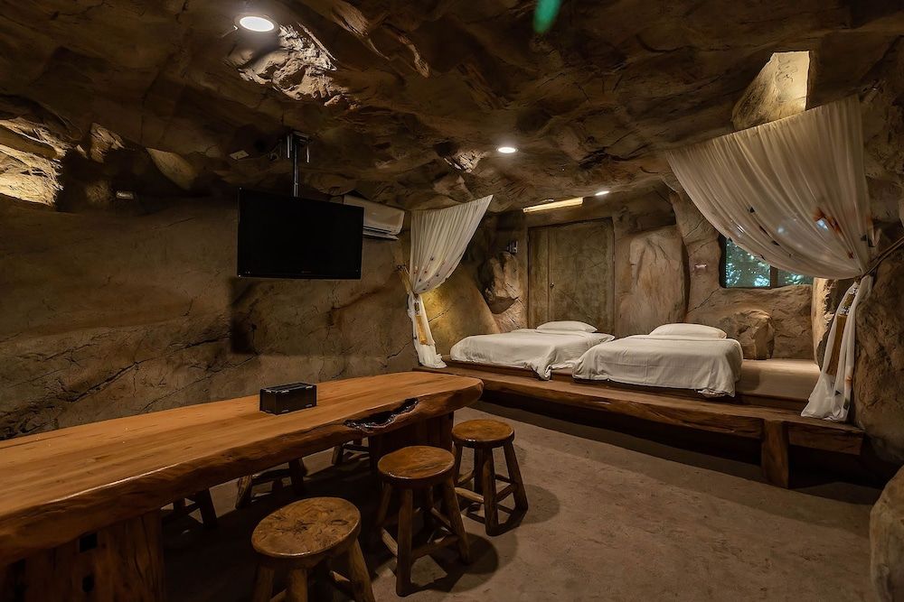 Yi-He Golden Homestay Deluxe Cave For 6 People 8