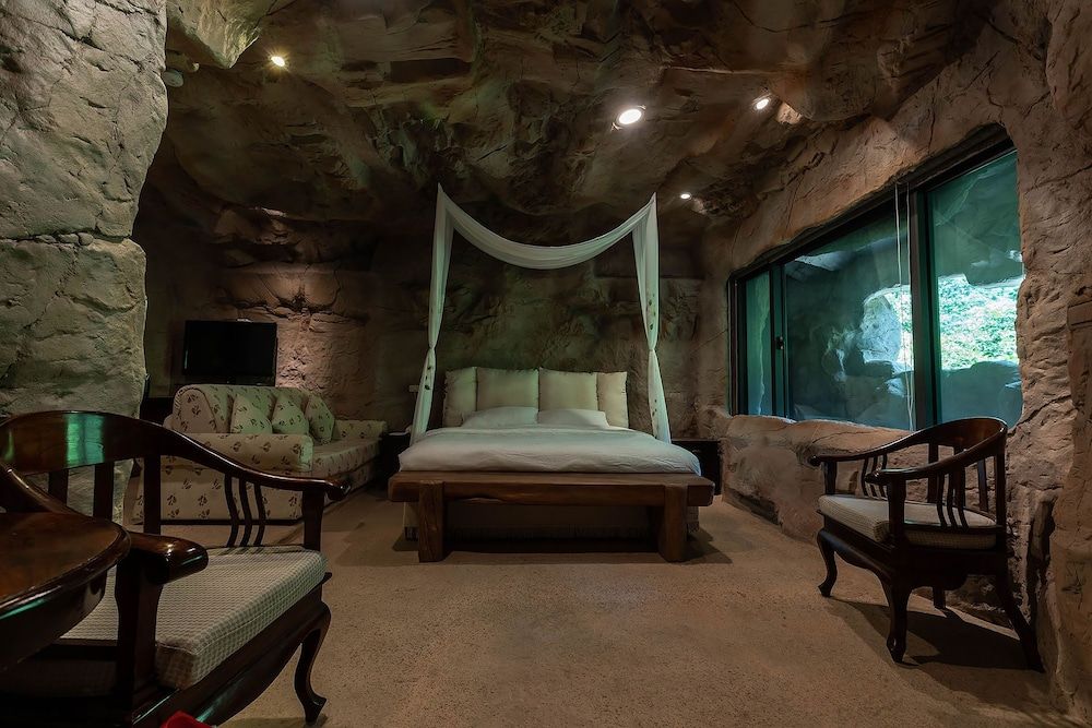 Yi-He Golden Homestay Deluxe Cave For 6 People 9