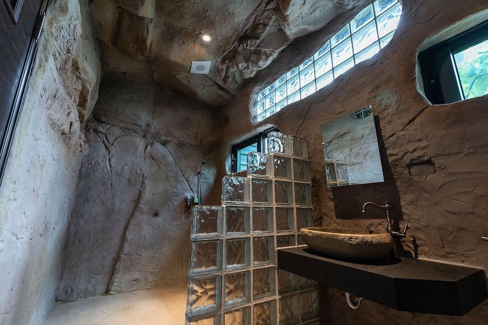 Yi-He Golden Homestay Deluxe Cave For 6 People 4