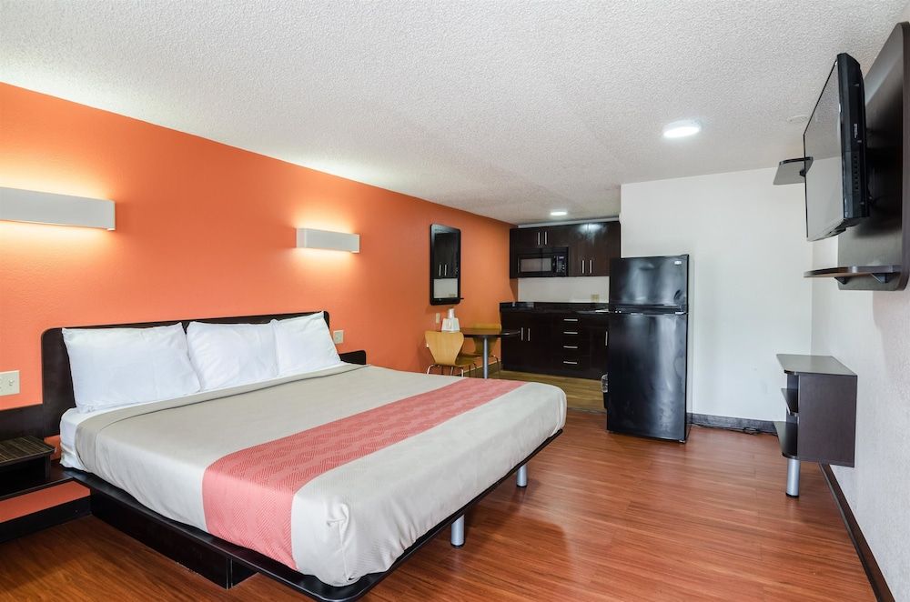 Motel 6 Troutville, VA Standard Room, 1 King Bed, Accessible, Non Smoking 4