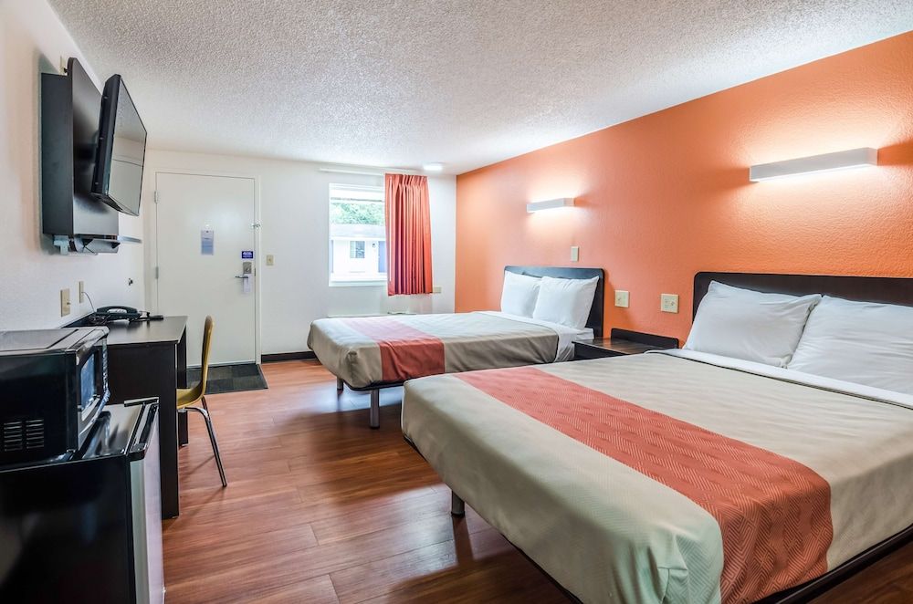 Motel 6 Troutville, VA Deluxe Room, 2 Double Beds, Accessible, Non Smoking 4