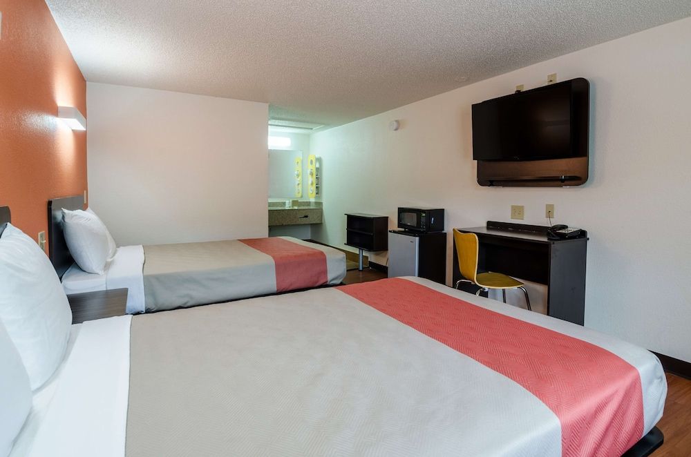 Motel 6 Troutville, VA Deluxe Room, 2 Double Beds, Accessible, Non Smoking 3