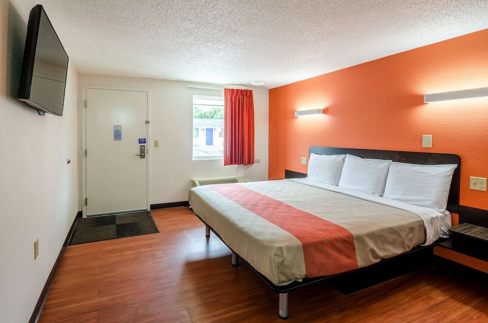 Motel 6 Troutville, VA Standard Room, 1 King Bed, Accessible, Non Smoking 3