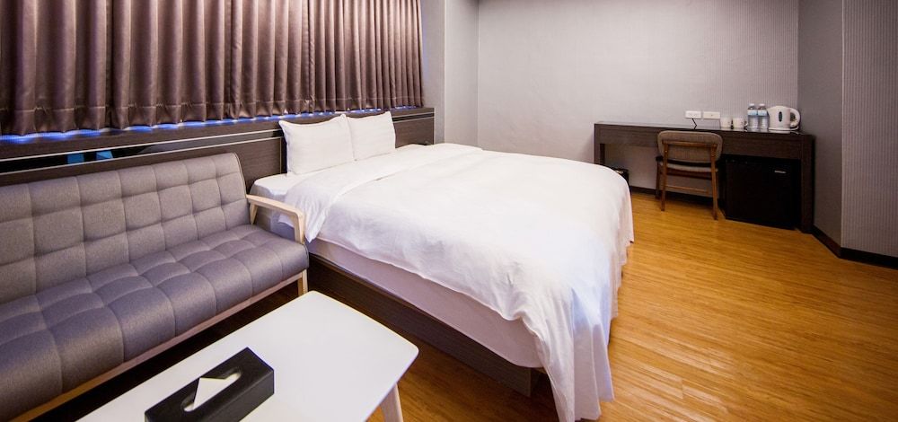 Military 75 Hotel Deluxe Double Room, 1 King Bed 3