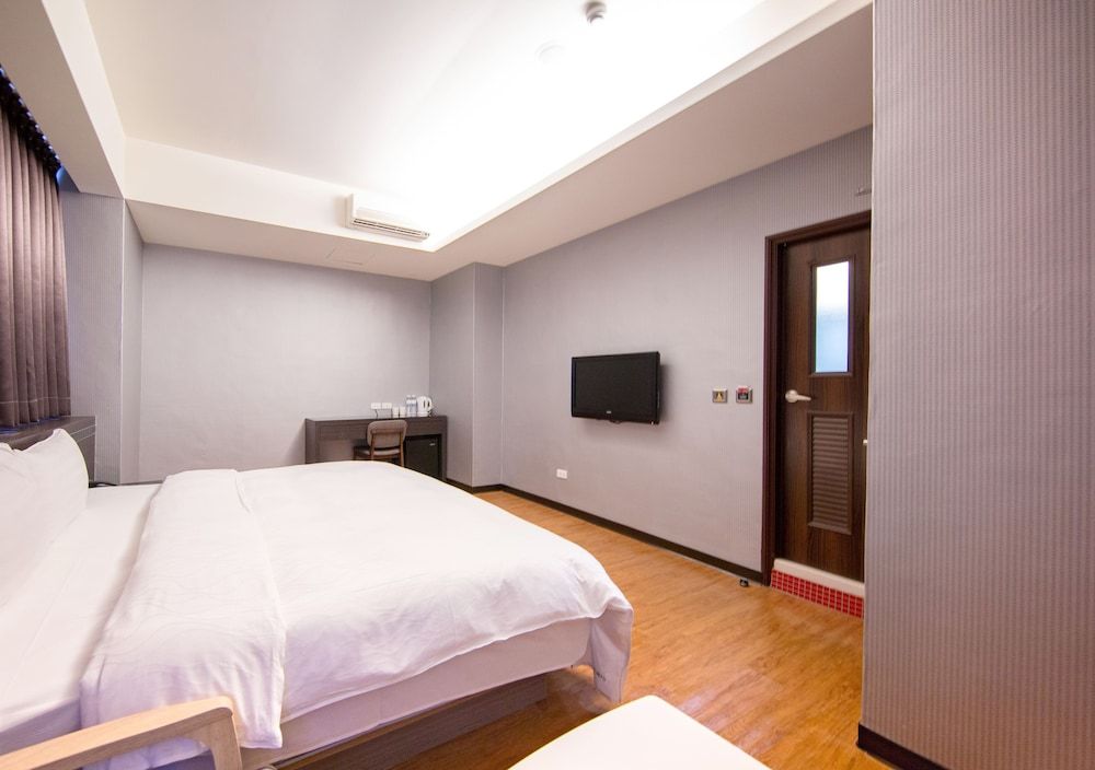 Military 75 Hotel Deluxe Double Room, 1 King Bed 2