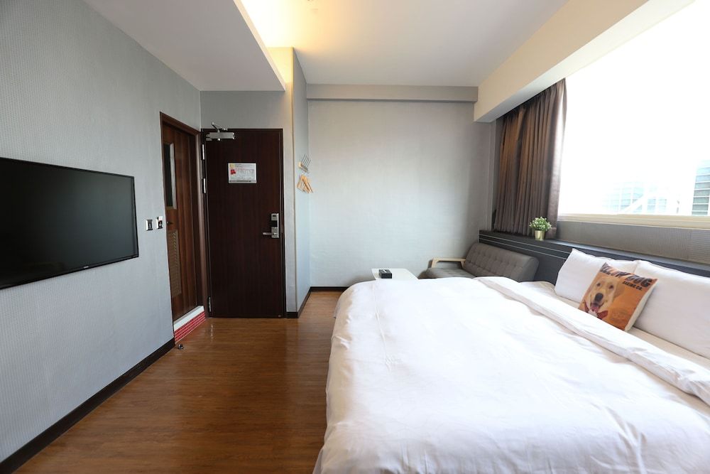 Military 75 Hotel Deluxe Double Room, 1 King Bed 4