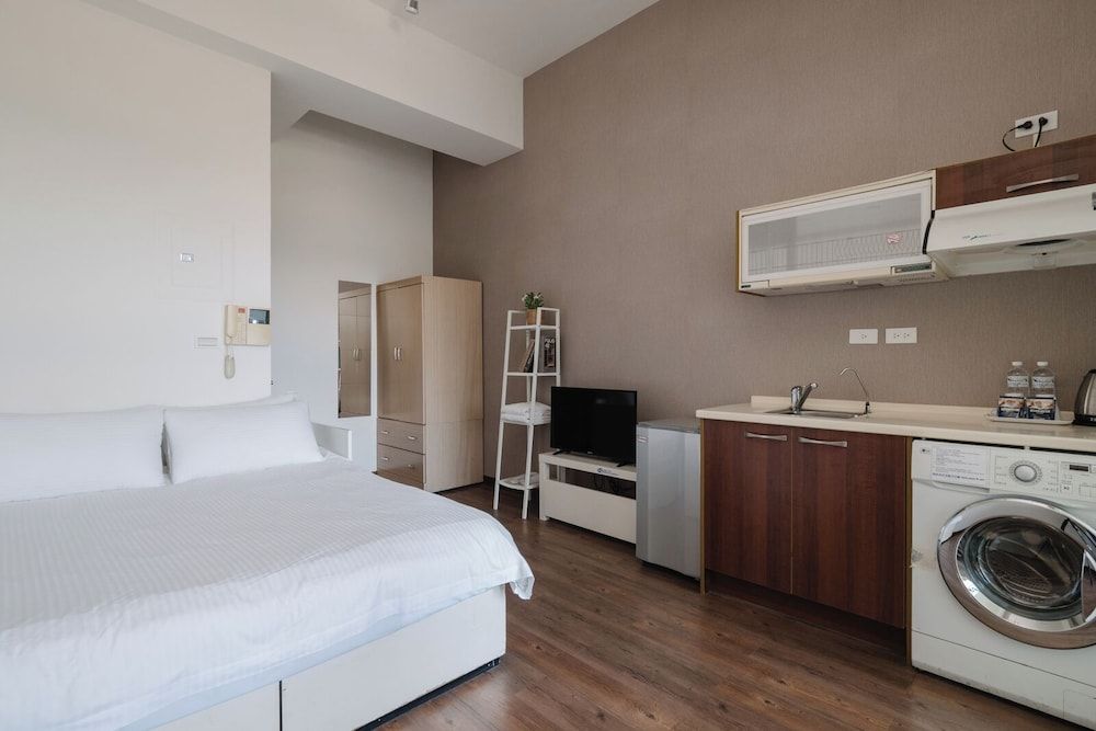 CJ Hotel Deluxe Double Room, 1 Bedroom, Ensuite 3