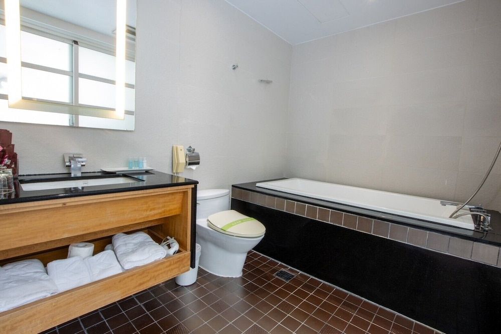 Kapok Hotel & Resorts Classic Quadruple Room 6