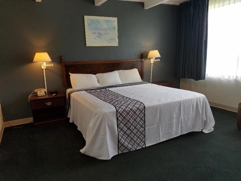 1 King Bed Scenic View Non-Smoking