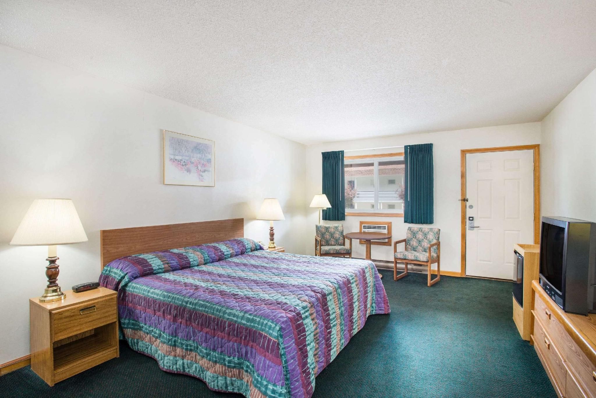1 King Bed Scenic View Non-Smoking