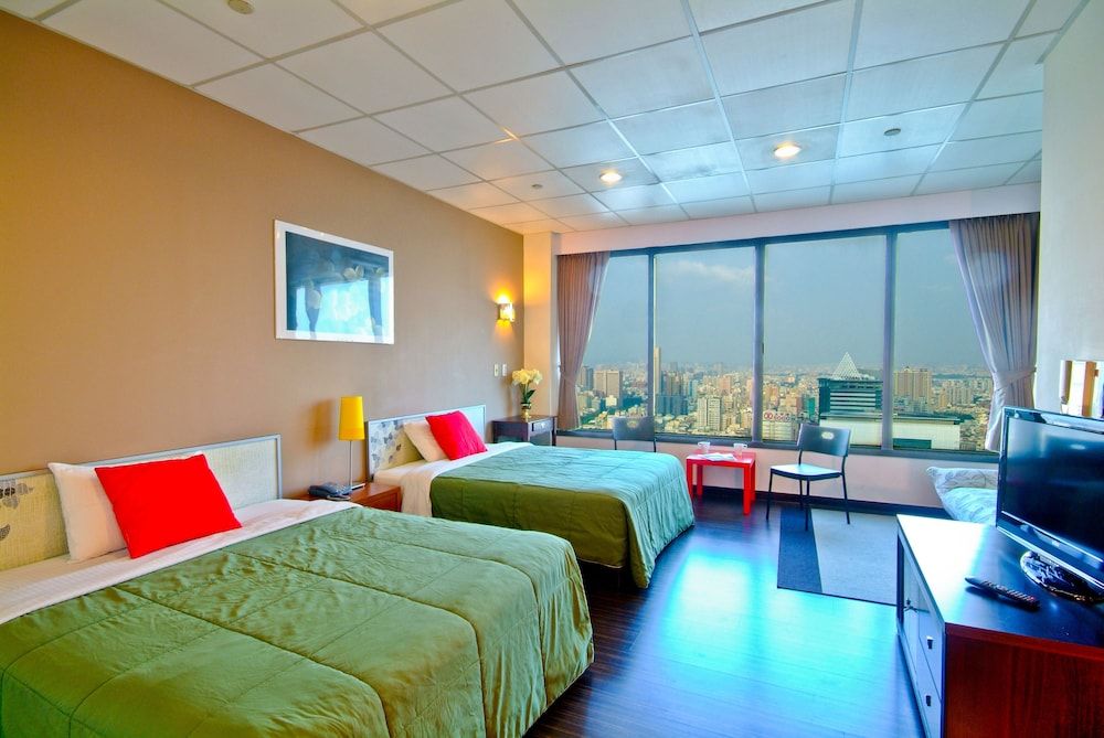 Panoramic Quadruple Room, City View