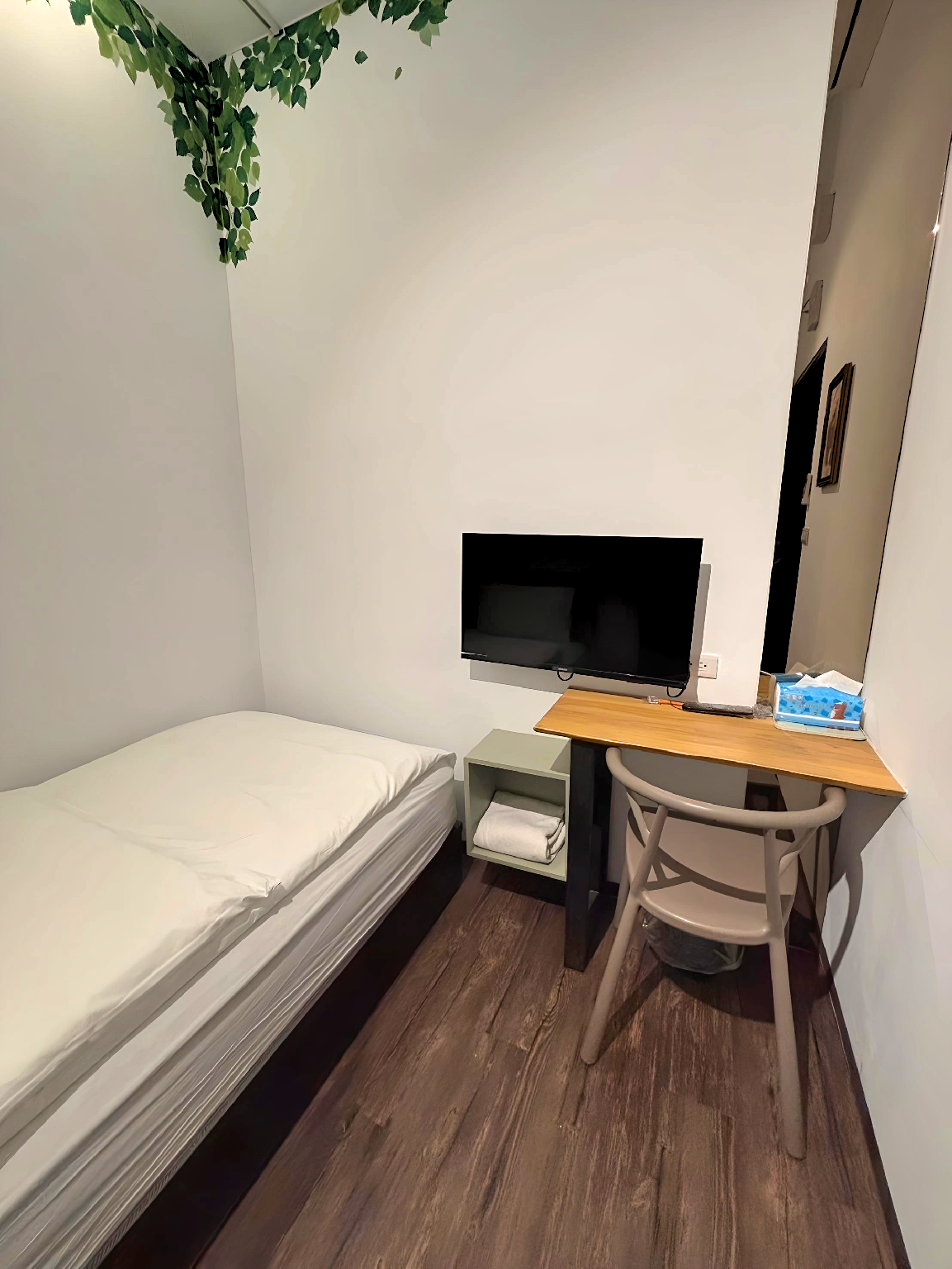 Single Room - Shared Bathroom