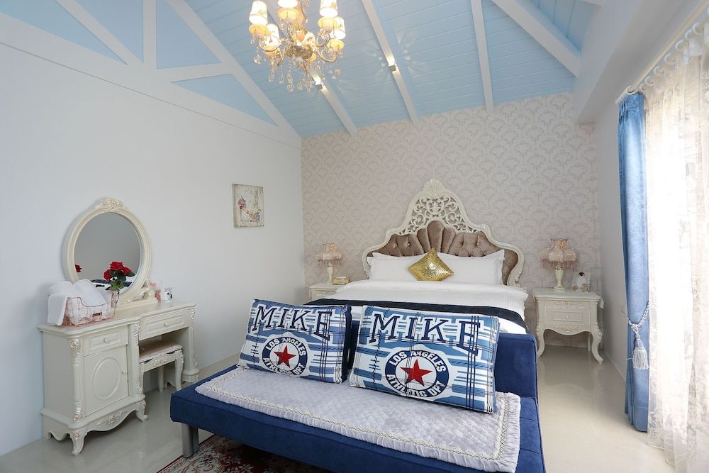 Sofia Villa Superior Double Room, Bathtub, Courtyard View 4