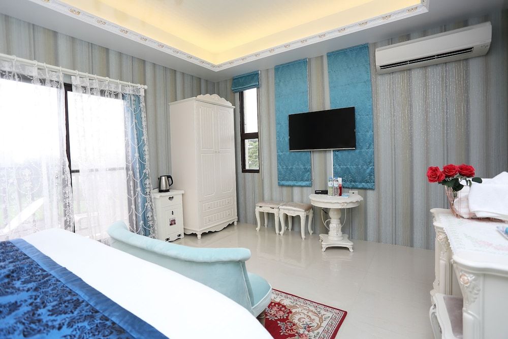 Sofia Villa Superior Double Room, Bathtub, Courtyard View 5