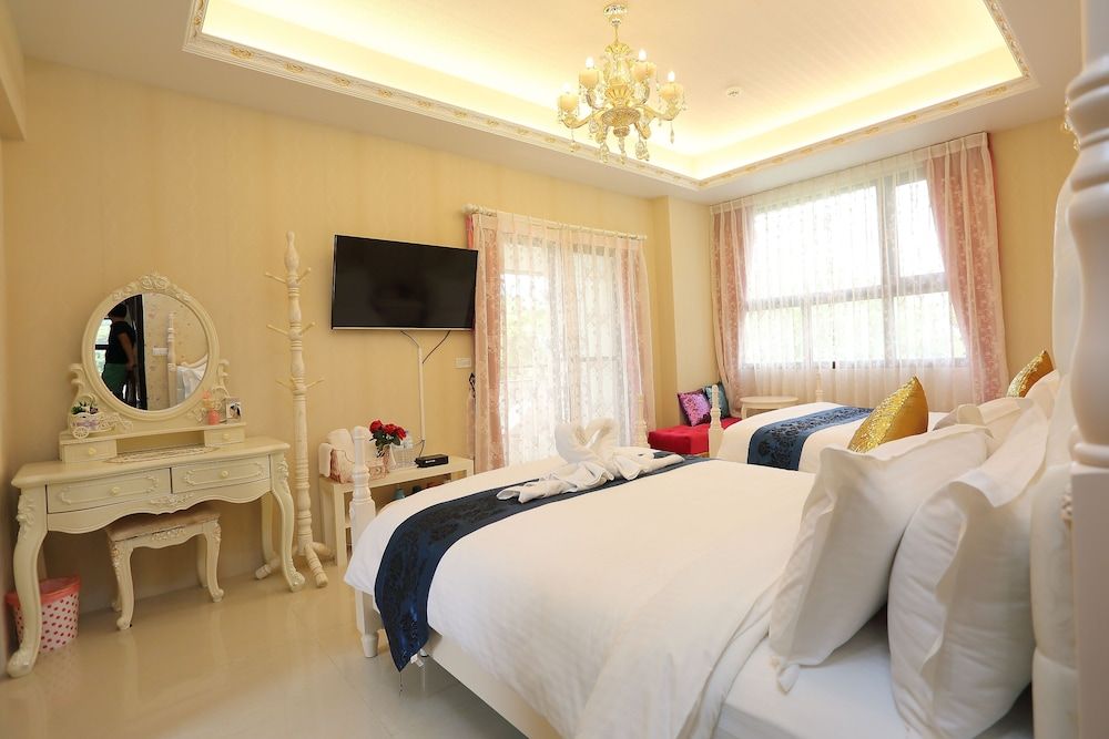 Sofia Villa Family Quadruple Room, Patio, Courtyard View 2