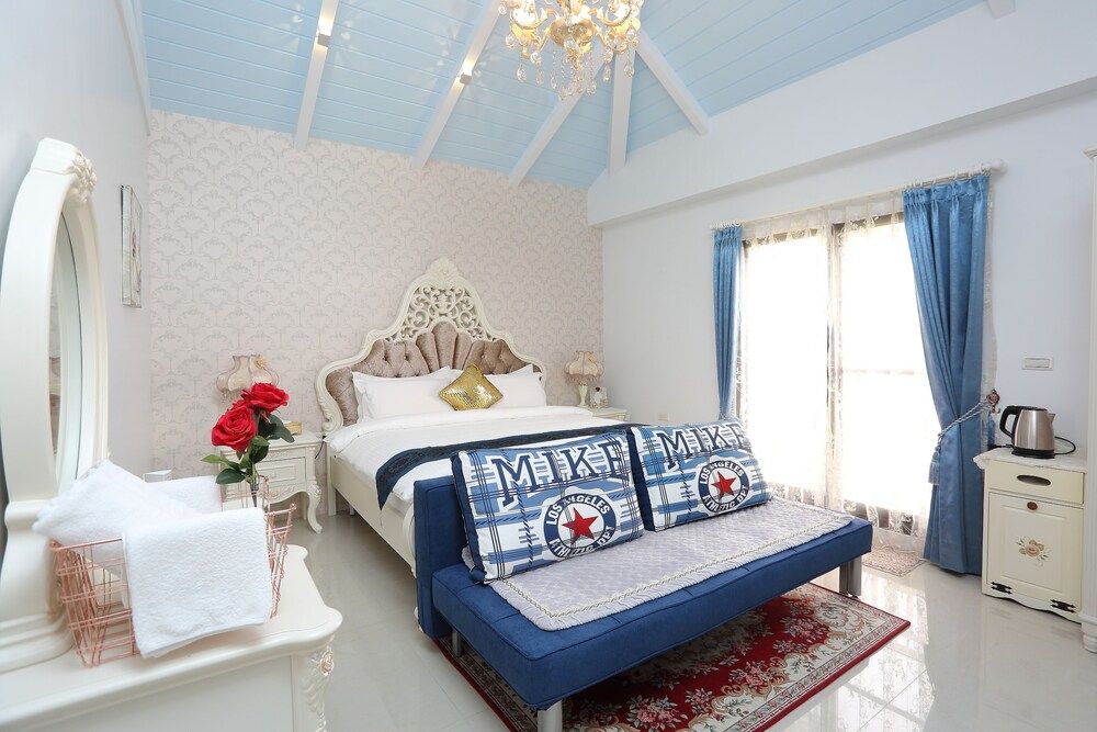 Sofia Villa Superior Double Room, Bathtub, Courtyard View 3