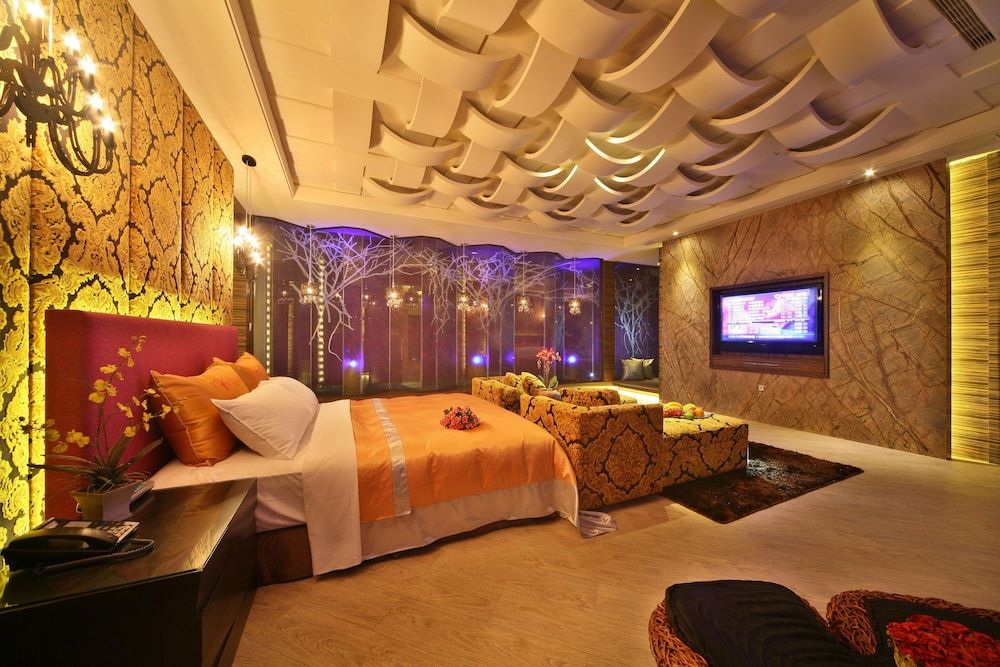 Double Room (Check in time: 10:00 P.M.)