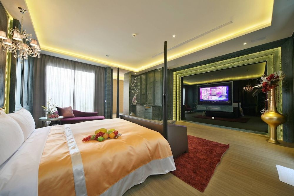 City Room (Love Landis) (Check in time: 10:00 P.M.)