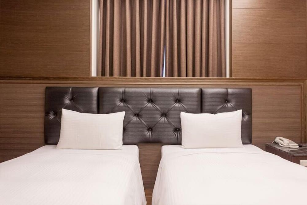 Maple Hotel Standard Twin Room 4